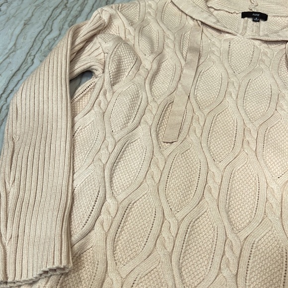 New never worn hooded sweater with venting on sides - Picture 3 of 5